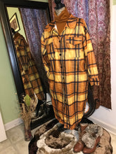 Load image into Gallery viewer, Sista/Woman; This casual long plaid coat is made of cotton material and easy paired with Legging, Jeans and Shorts.
